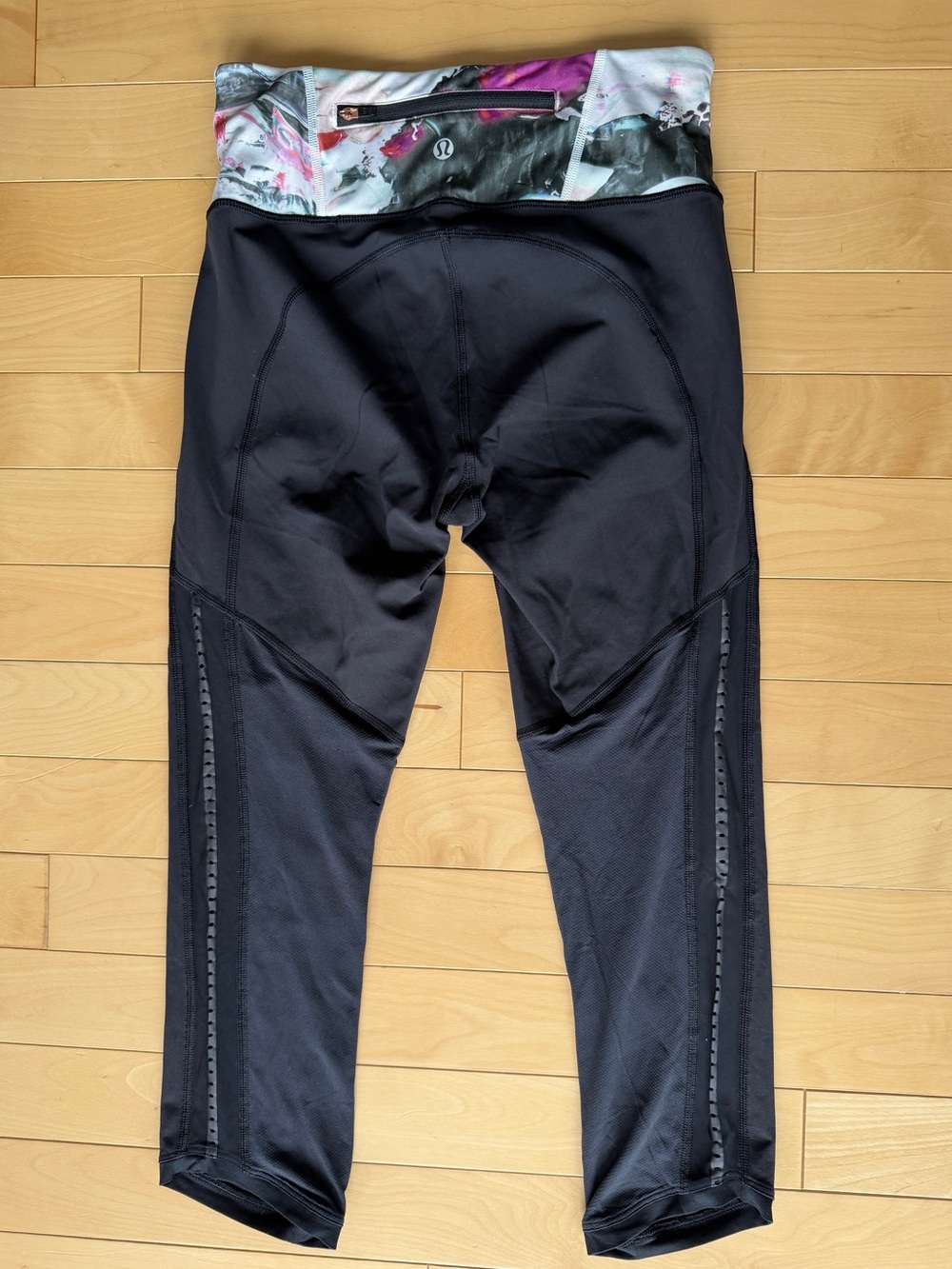 Lululemon Chase Me Crop capris leggings multi colored size 4